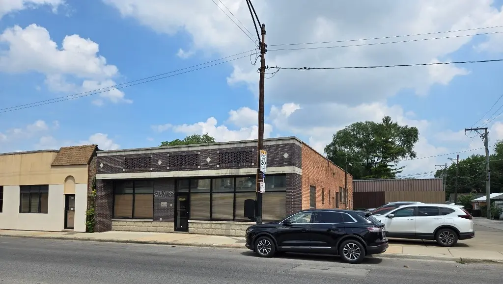 4220 W Montrose Avenue