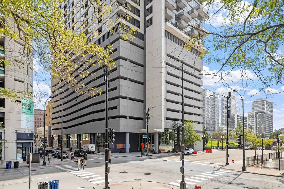 235 W Van Buren Street