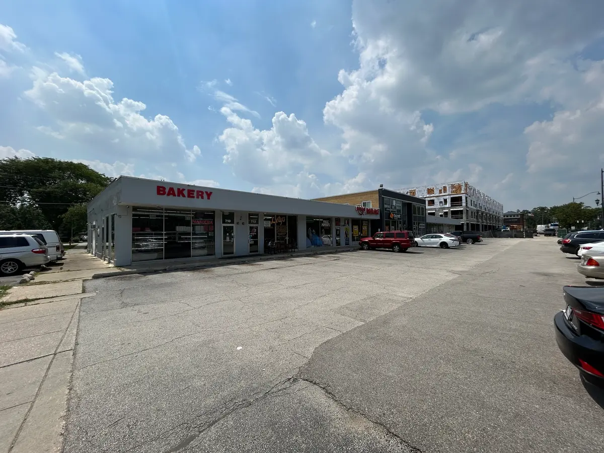 718 W Irving Park Road