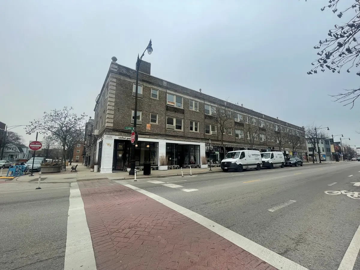 5632-52 N Clark Street