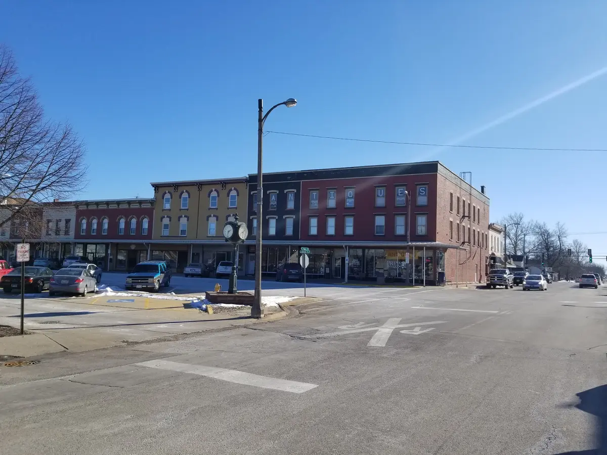 8 E Railroad Street