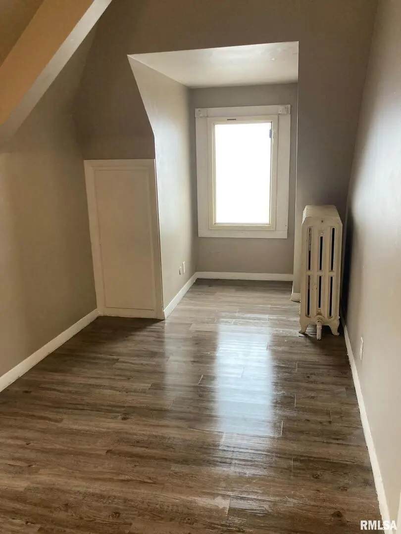 413 W 6TH Street