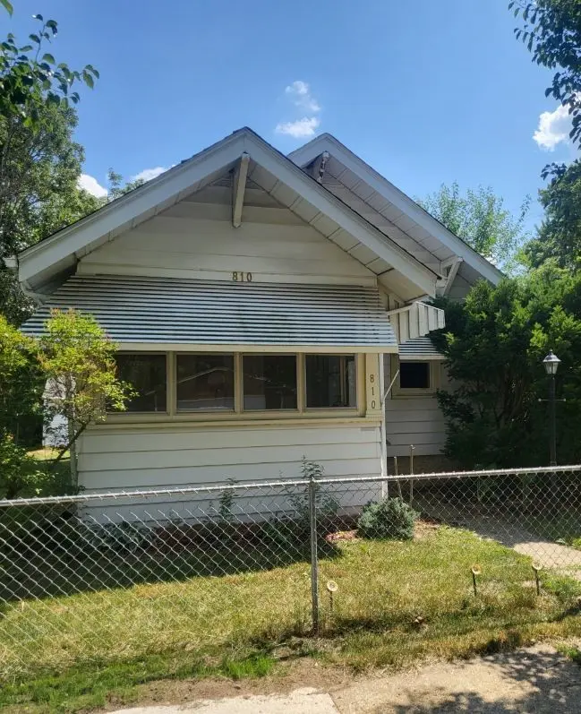 810 CAMLIN Avenue