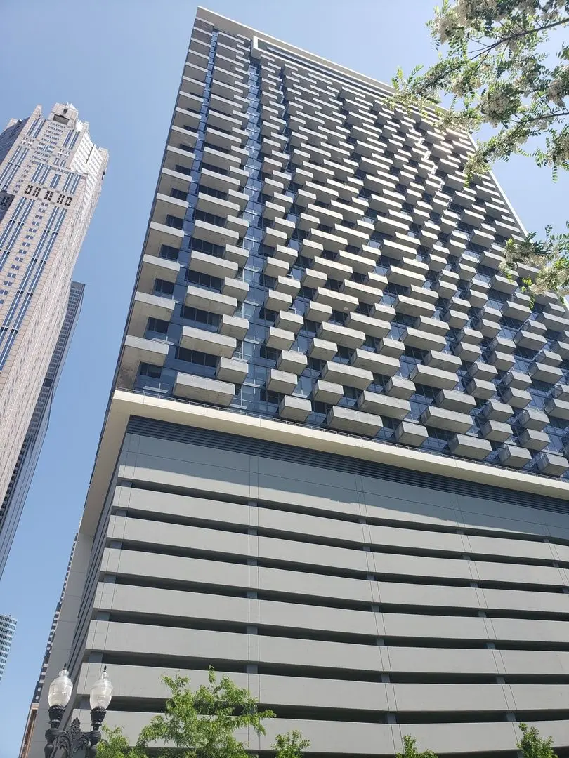235 W Van Buren Street