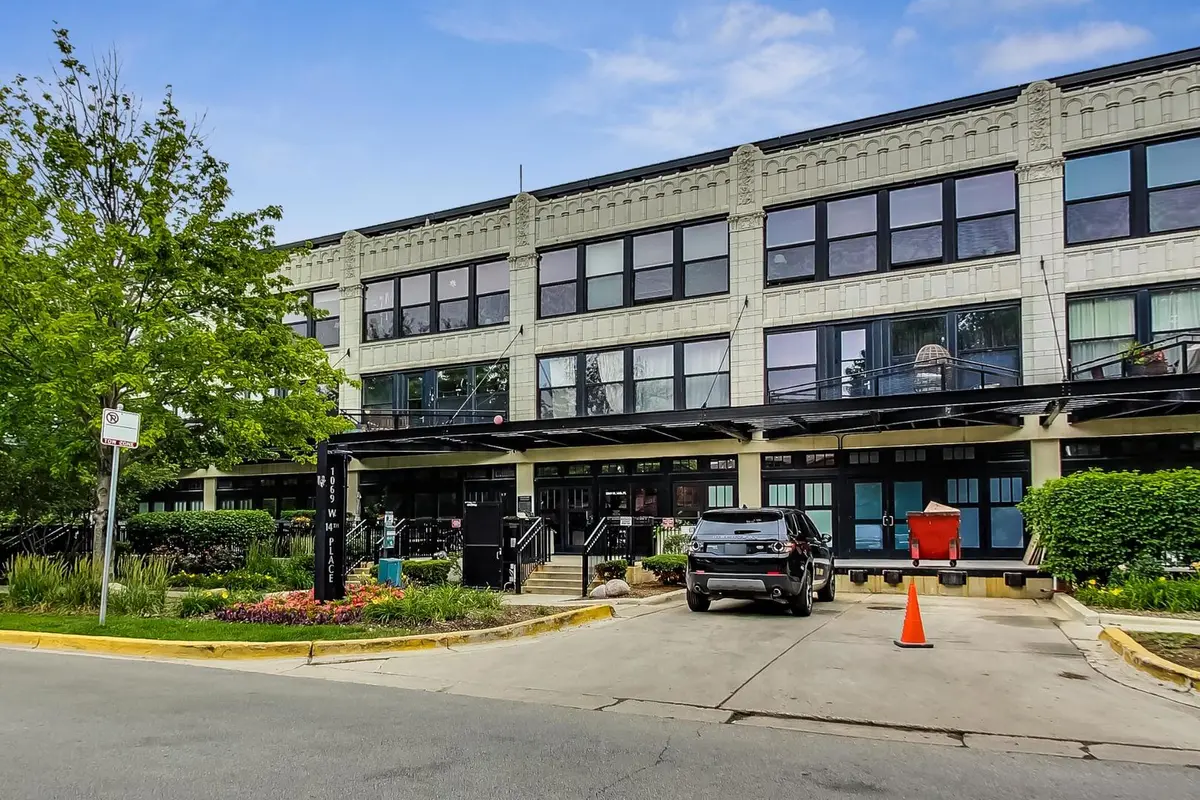 1069 W 14th Place