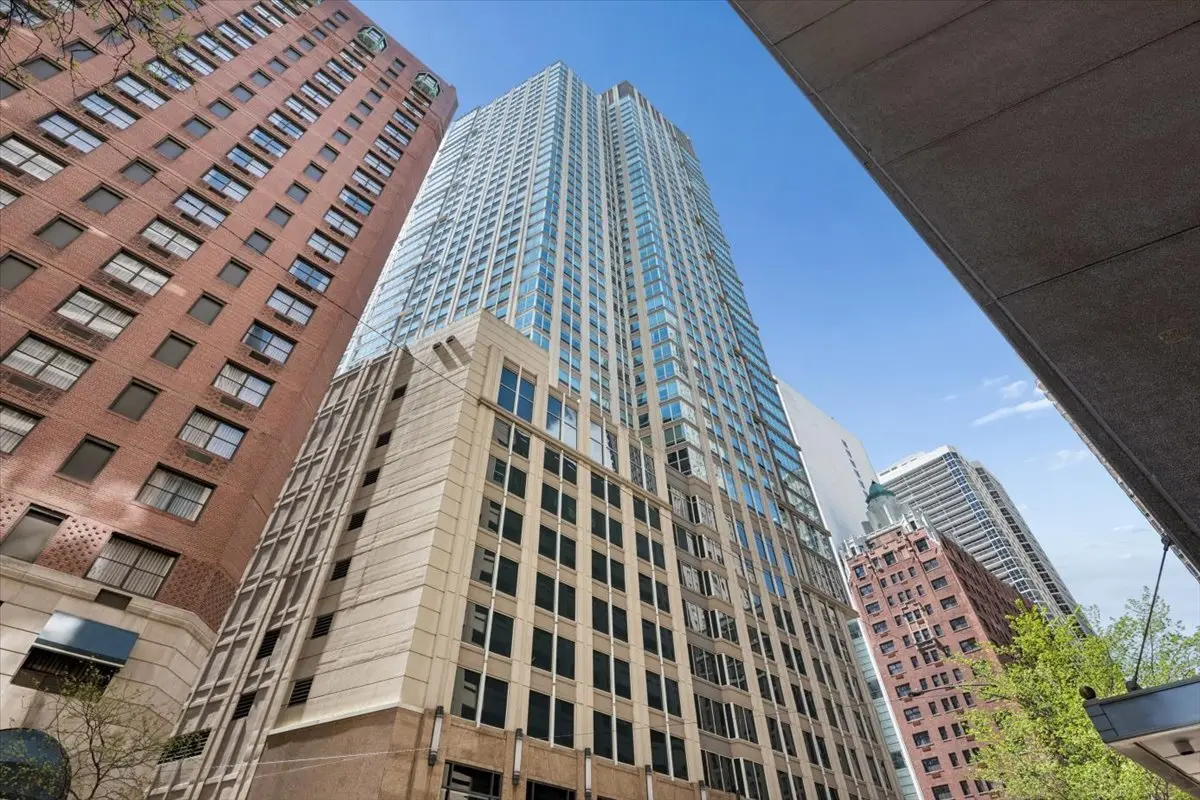 57 E Delaware Place