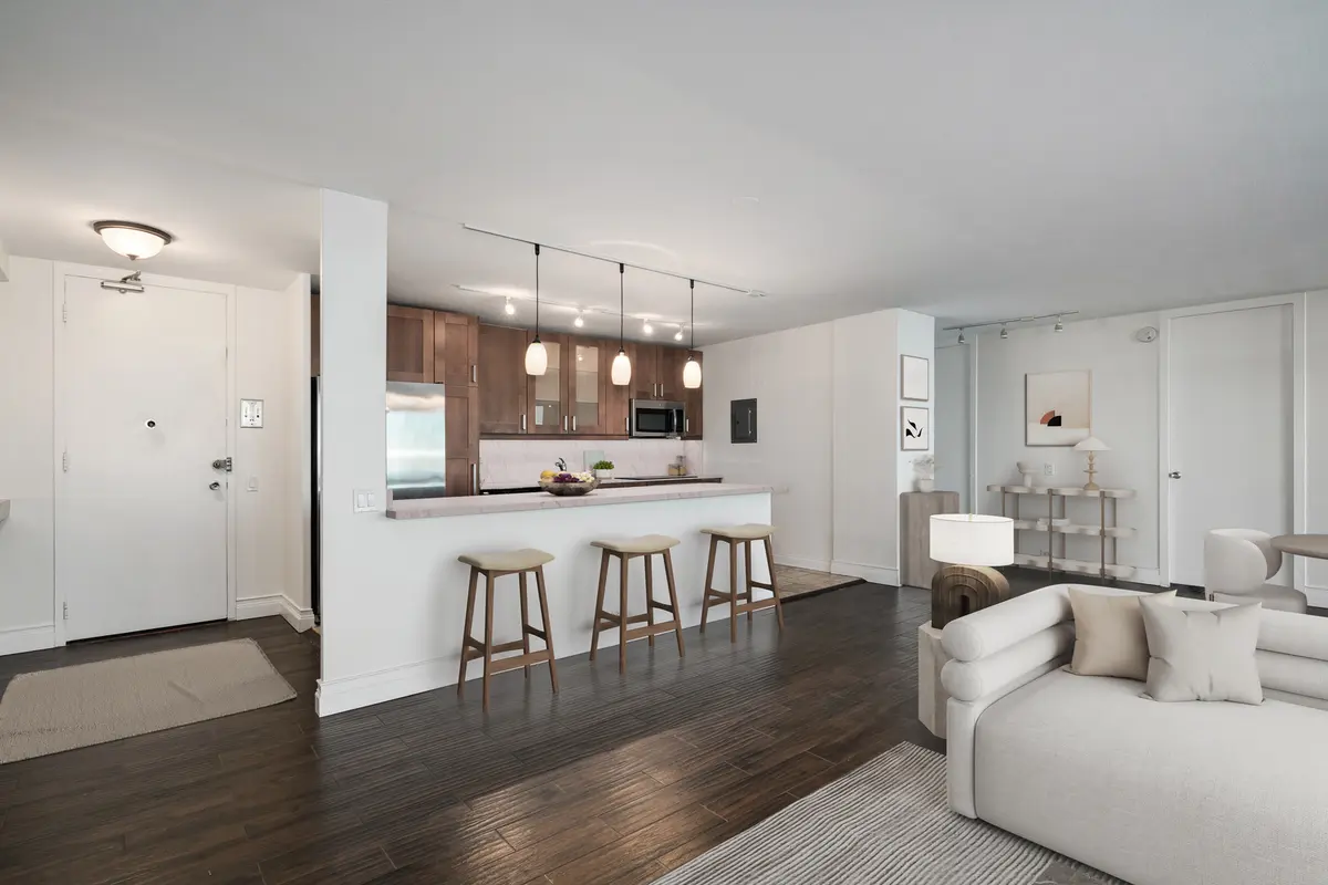 910 N LAKE SHORE Drive