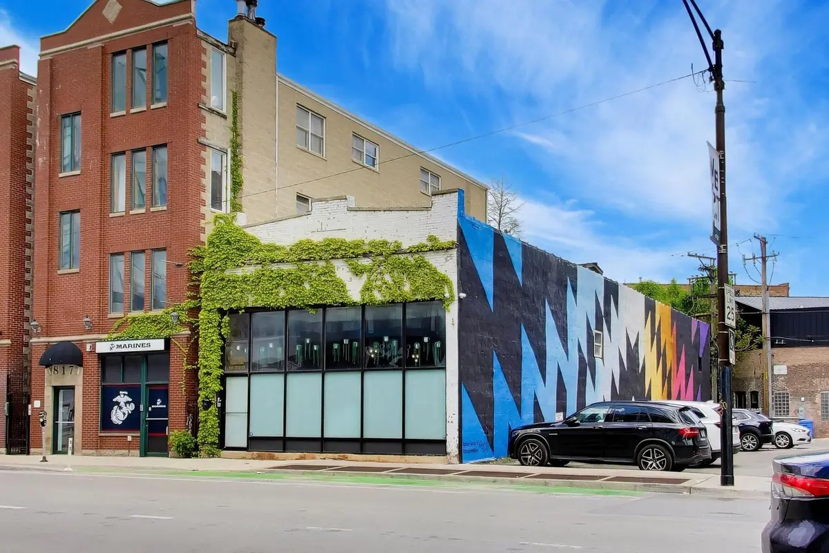 815 N MILWAUKEE Avenue