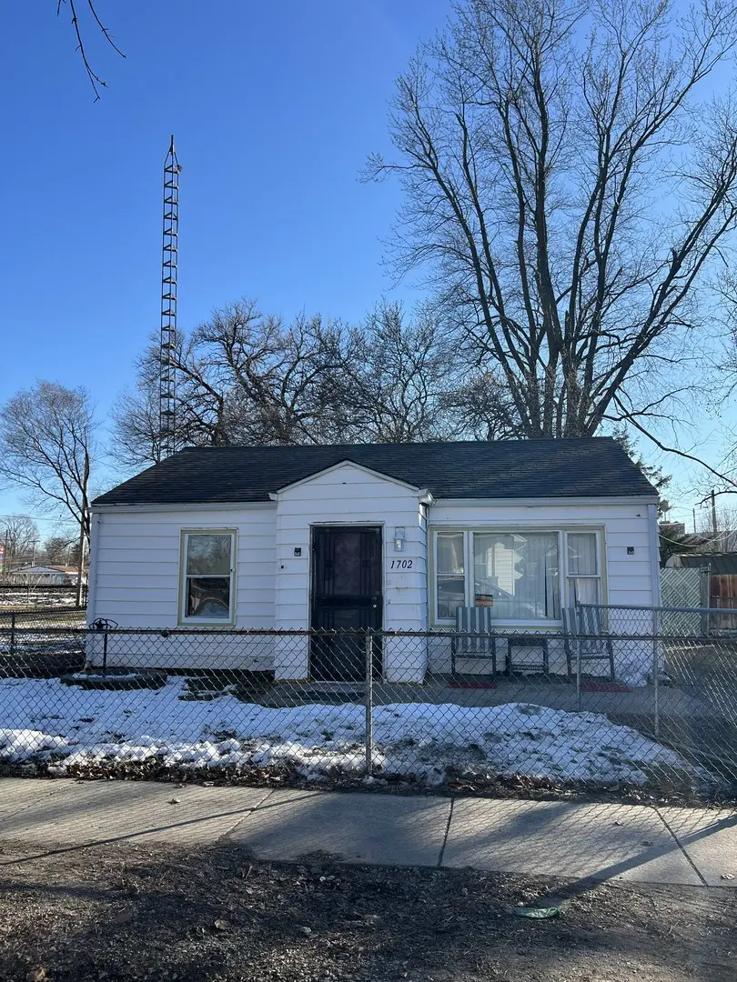 1702 E Cummins Avenue
