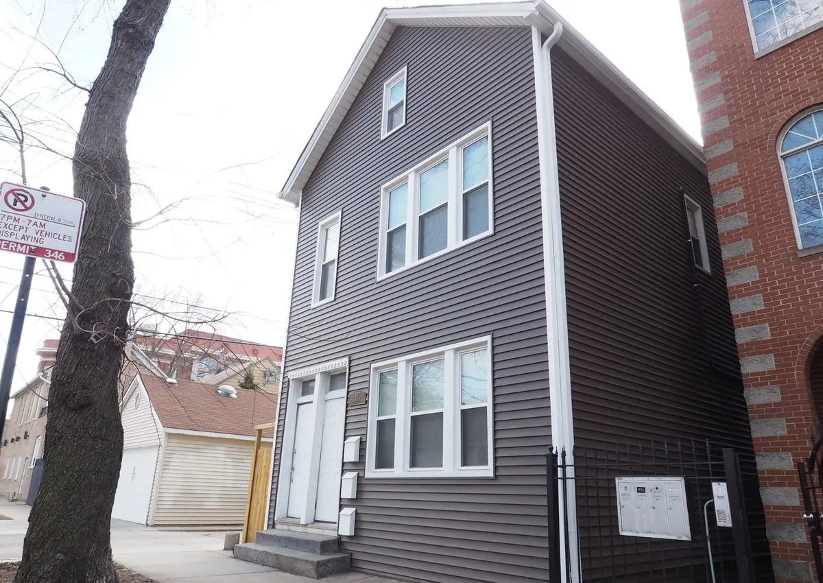 2115 W Wellington Avenue