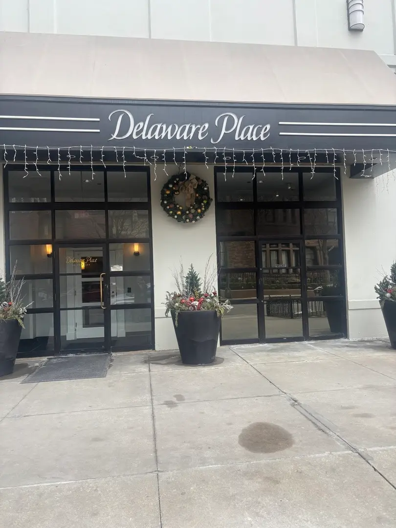 33 W Delaware Place