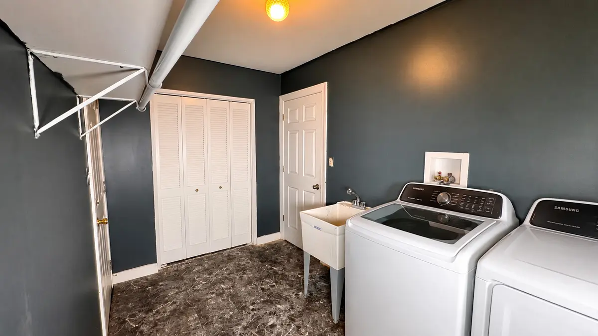 1621 Lawrence Cres