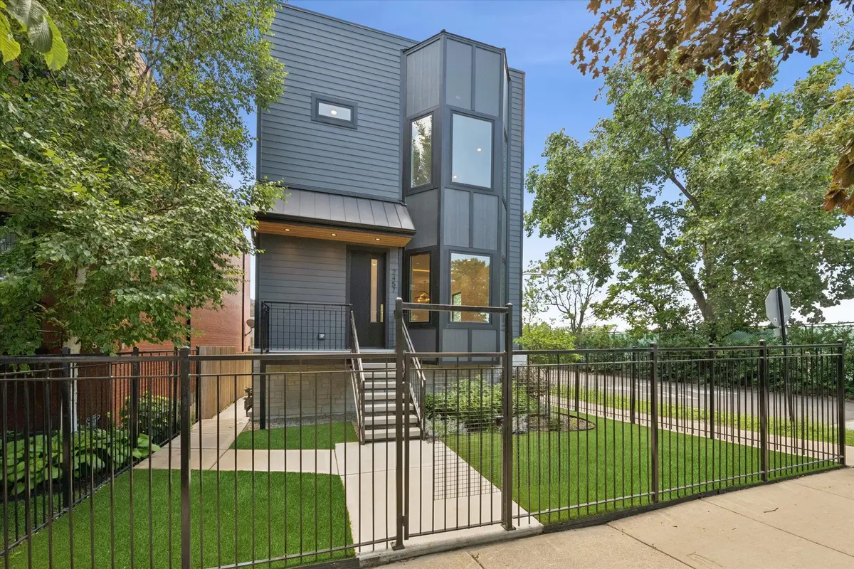 2457 W Byron Street