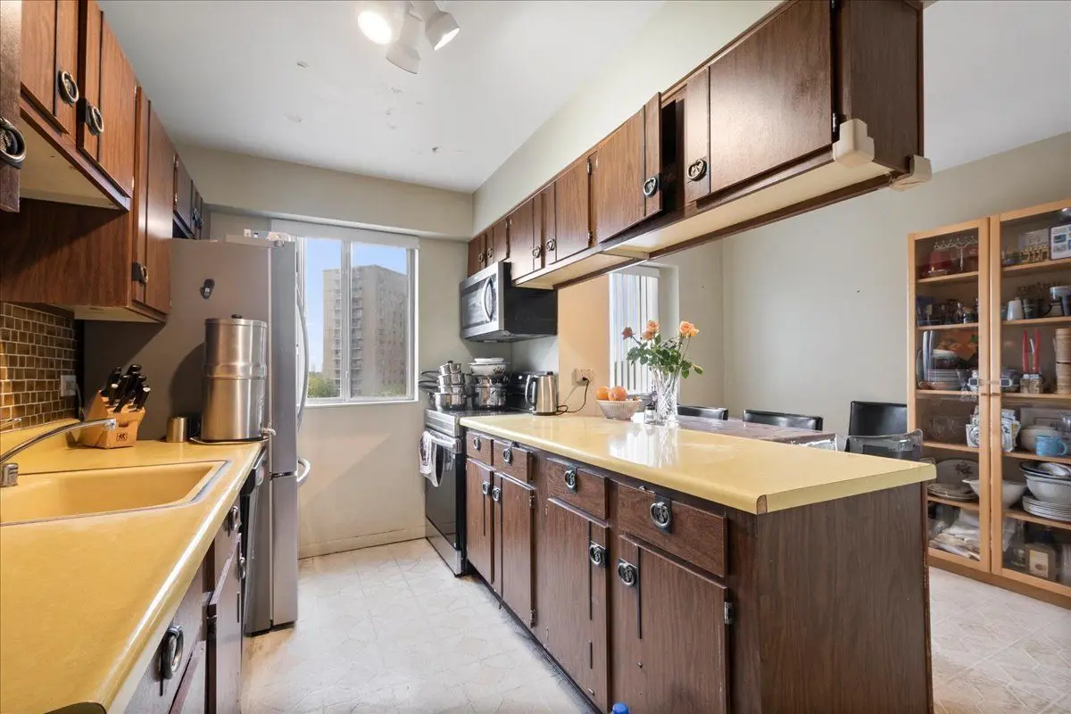 7141 N KEDZIE Avenue