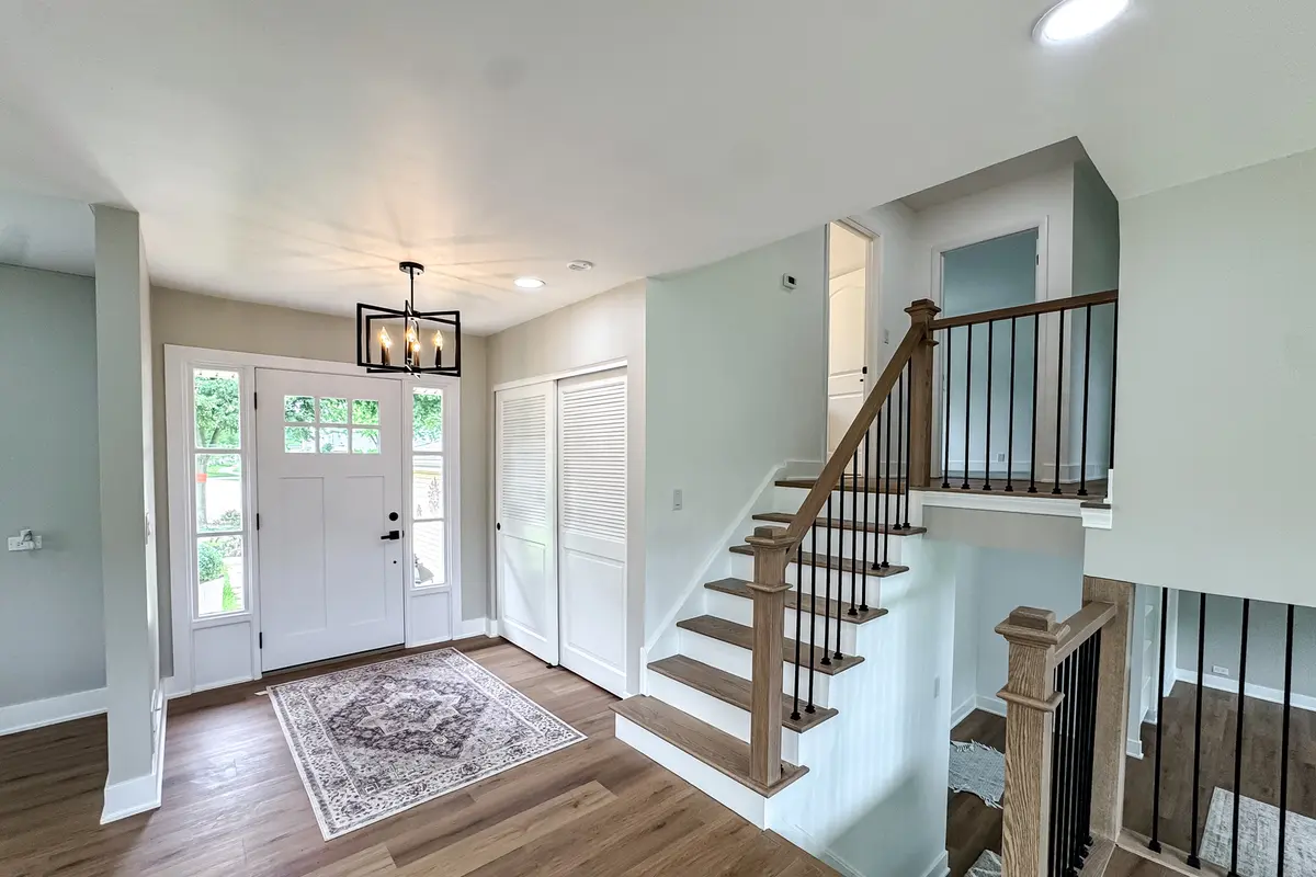 2018 E Ivy Lane