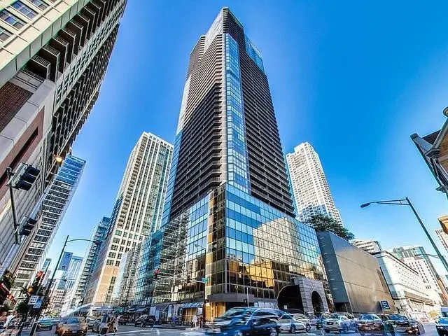 10 E ONTARIO Street