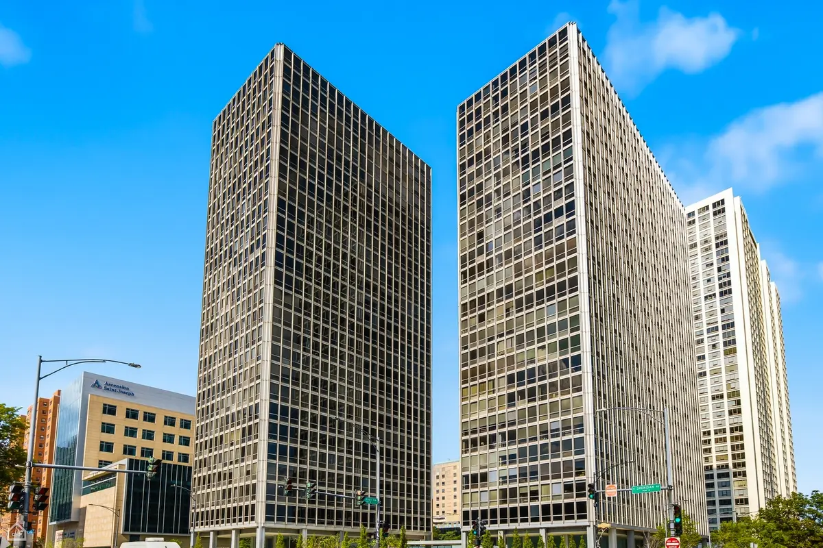 340 W DIVERSEY Parkway