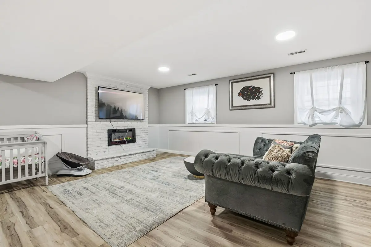 825 CHERRY Lane