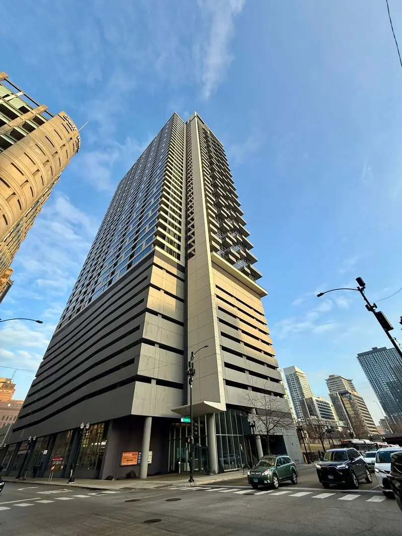235 W Van Buren Street