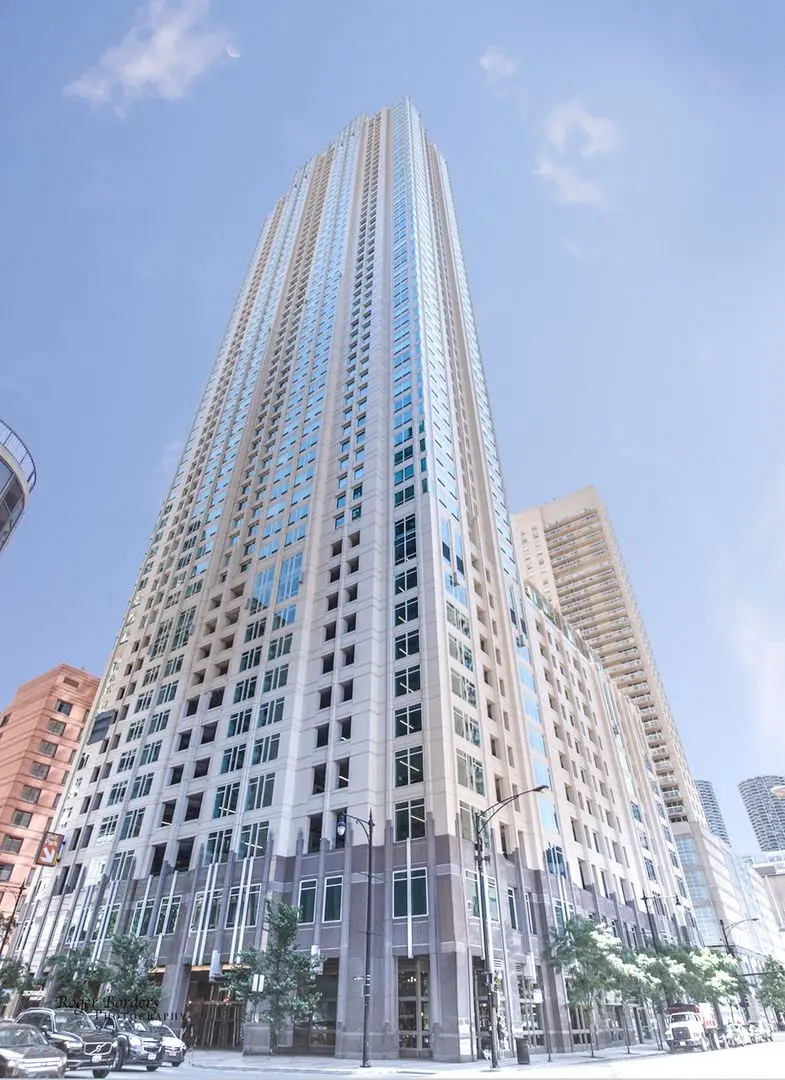 33 W Ontario Street