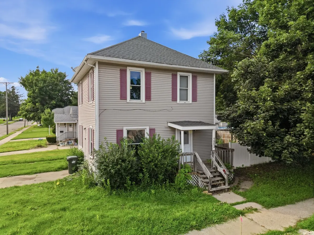 1502 E 4TH Street