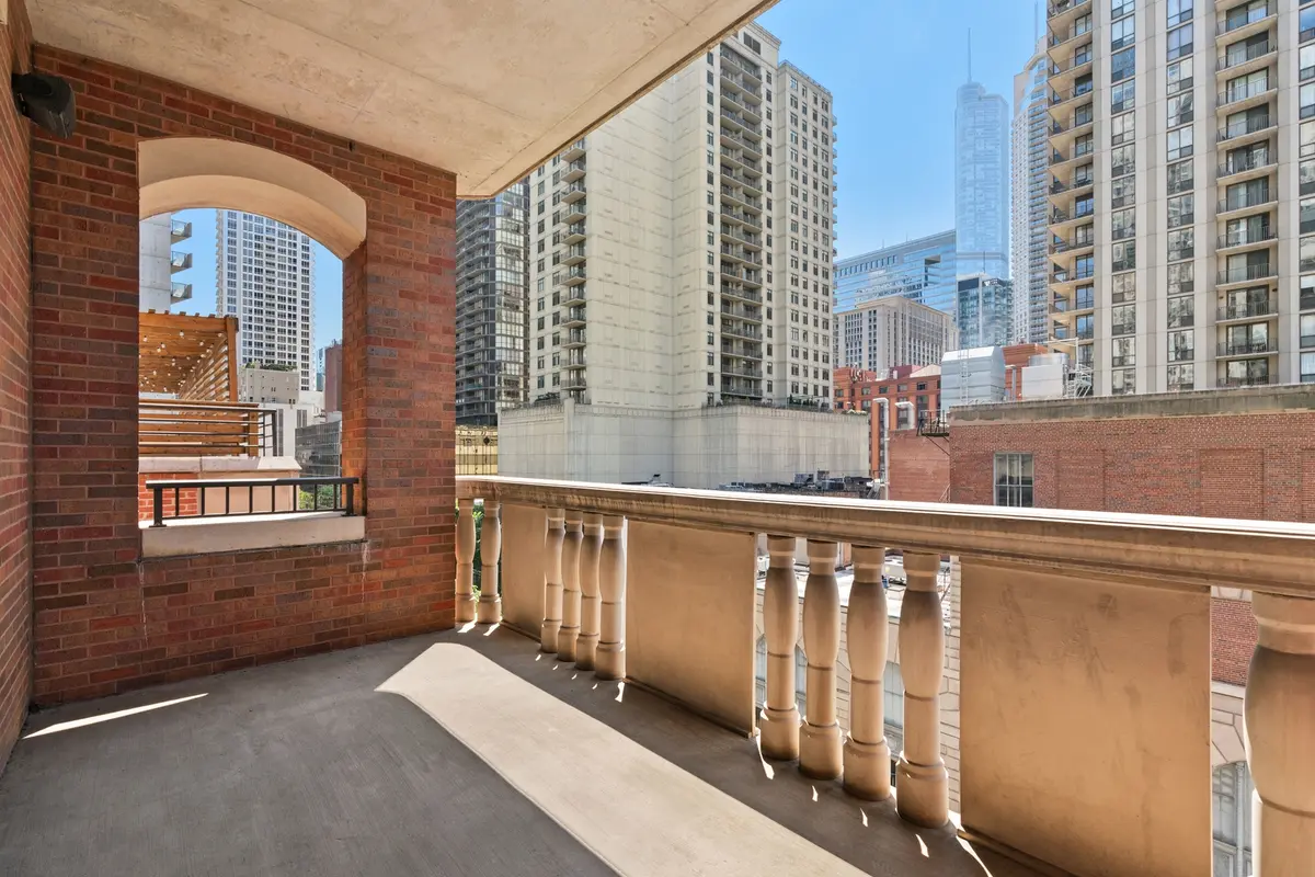 30 W ERIE Street