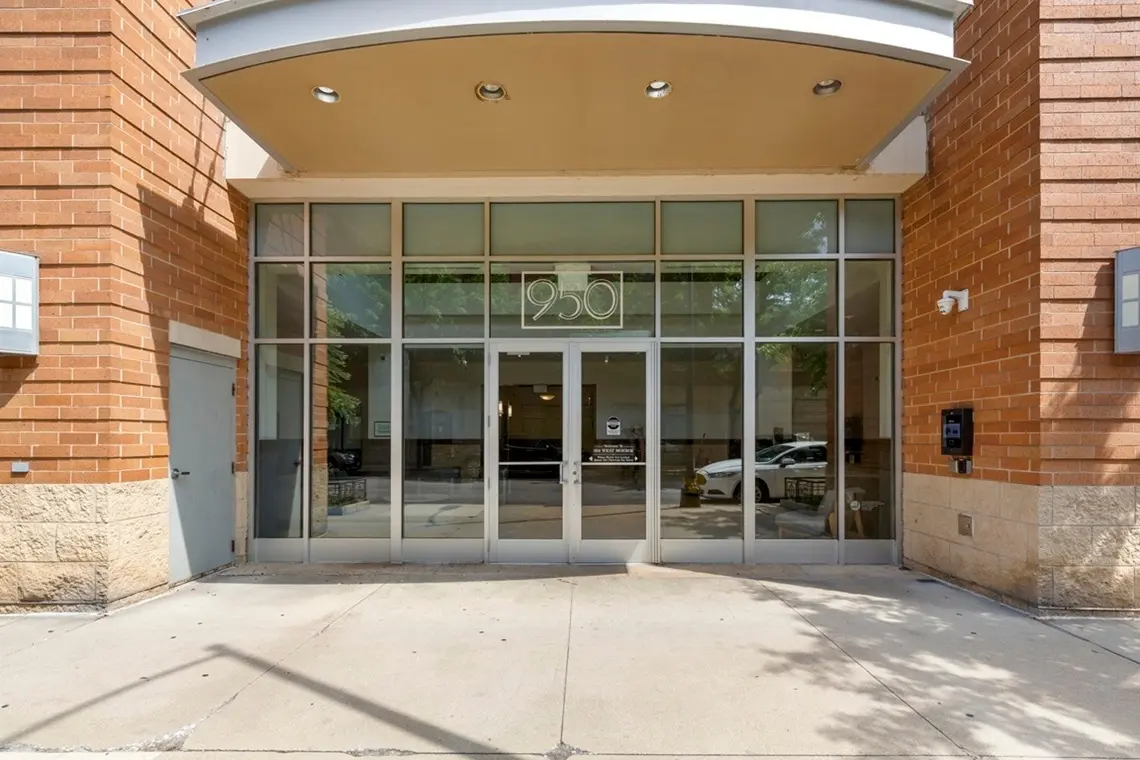 950 W MONROE Street