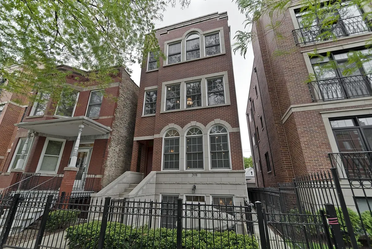 2938 N Damen Avenue