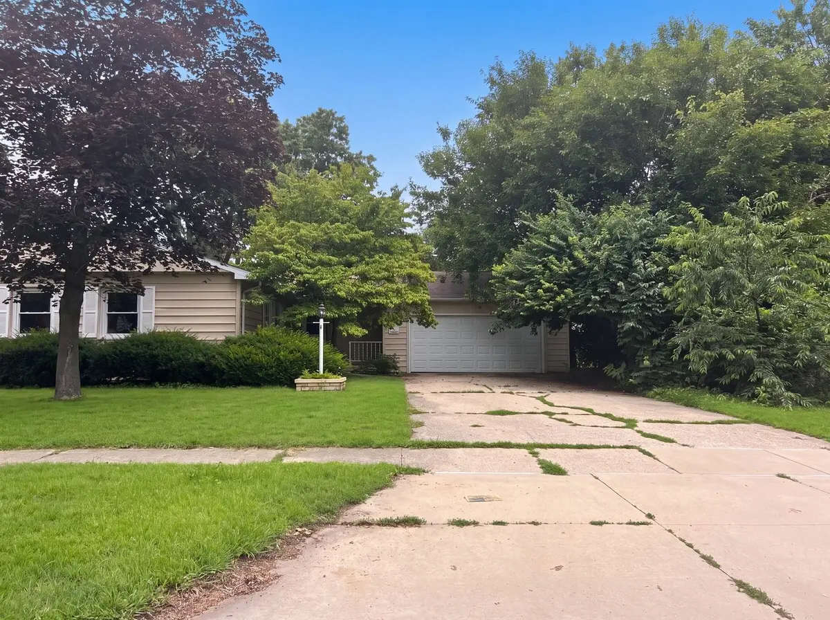 912 Hollycrest Drive