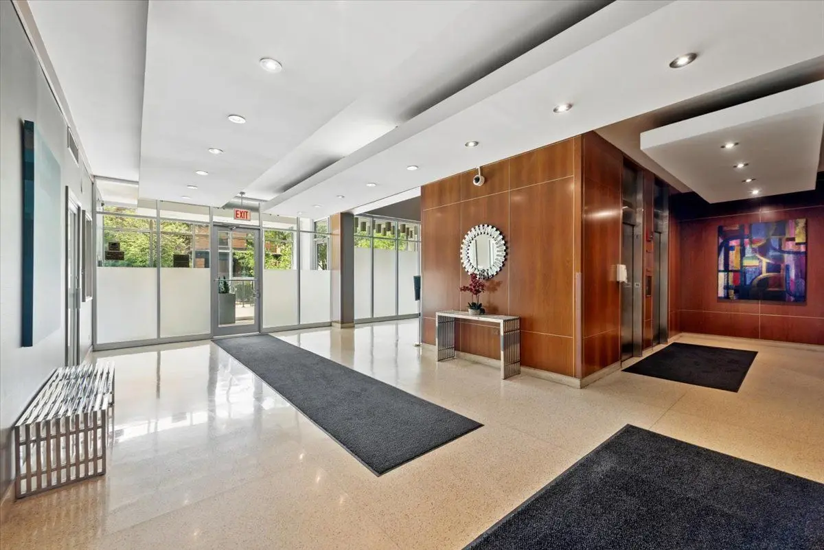 450 W Briar Place