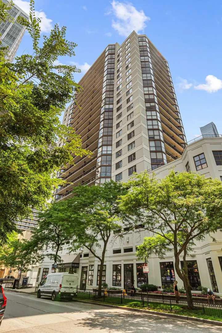 33 W Delaware Place