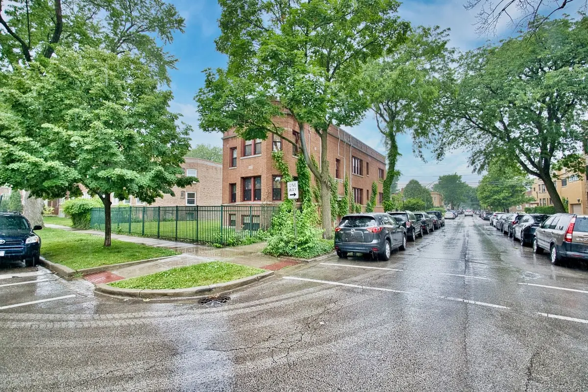 2437 W North Shore Avenue