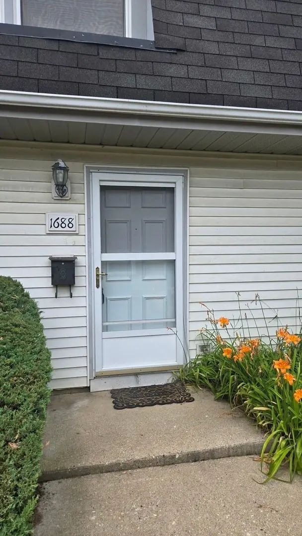 1688 Queensbury Circle