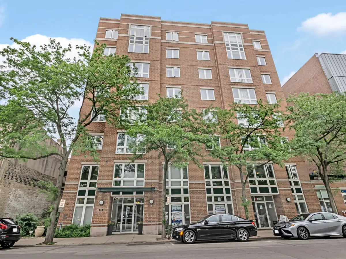 811 Chicago Avenue