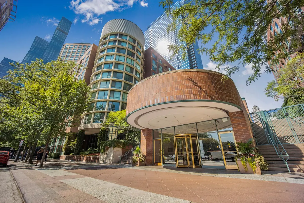 440 N McClurg Court
