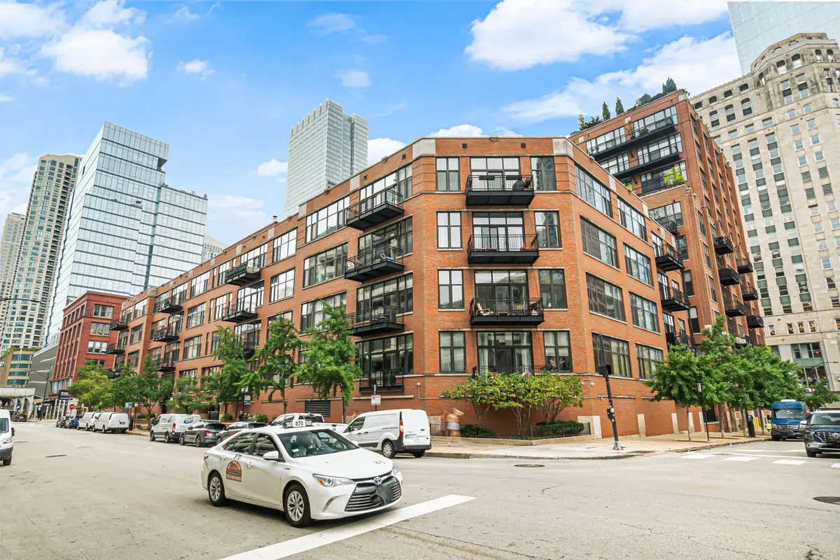 333 W HUBBARD Street