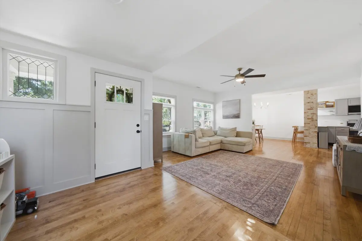 8423 Greenview Avenue