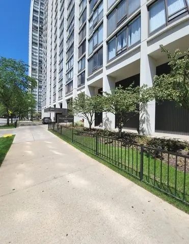 5445 N Sheridan Road