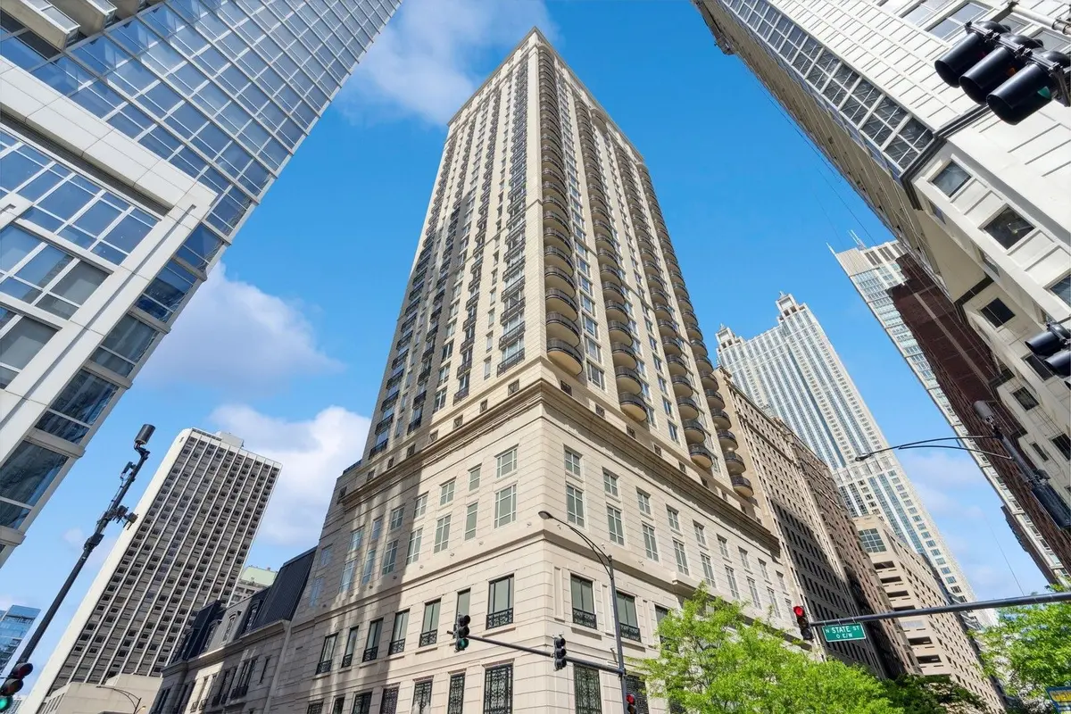 10 E Delaware Place