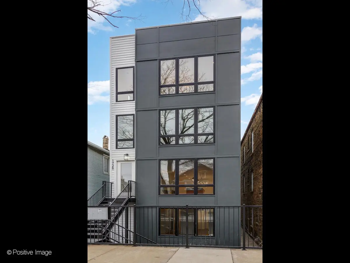 2122 W 18th Place