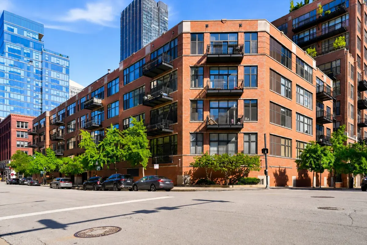 333 W Hubbard Street