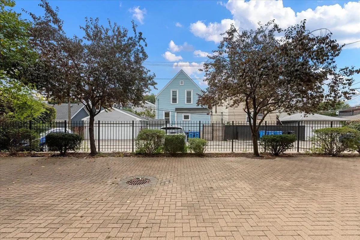 2449 W FOSTER Avenue
