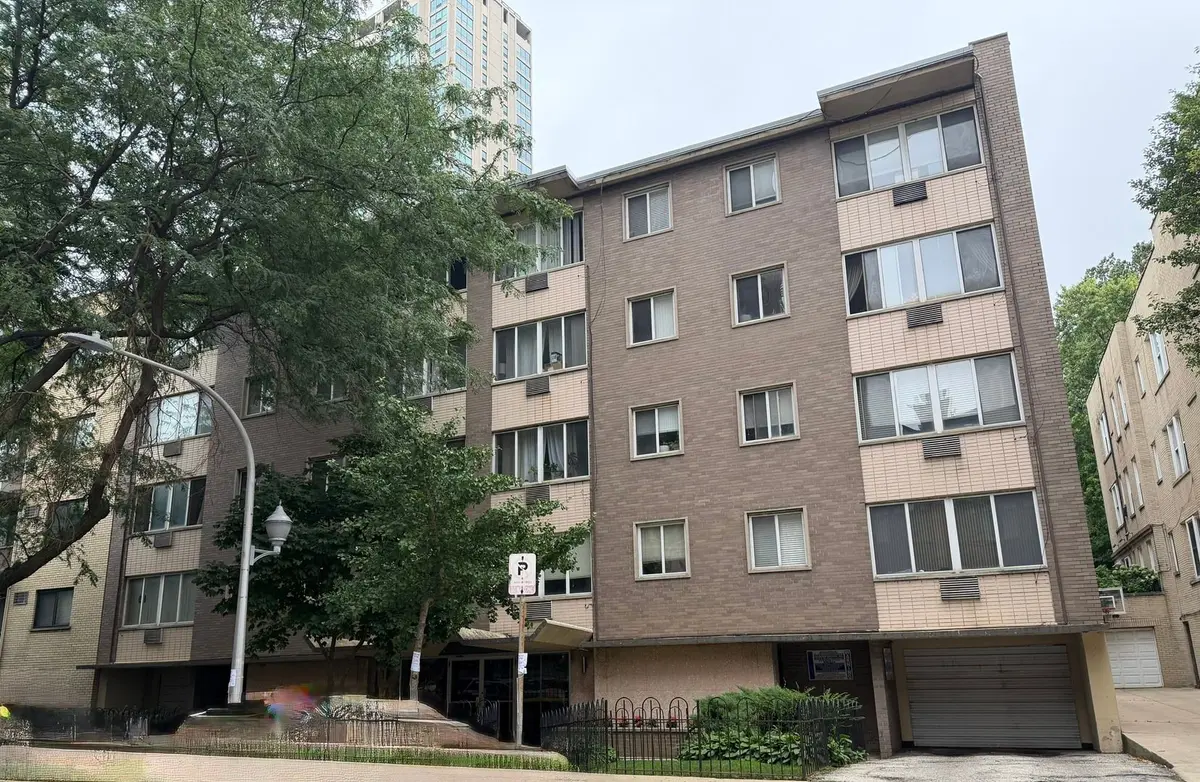 539 W Stratford Place