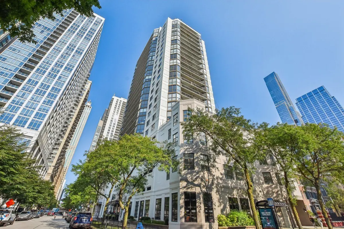 33 W Delaware Place