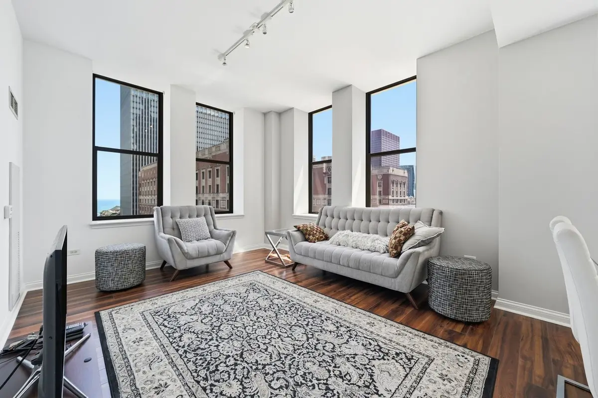 8 W Monroe Street