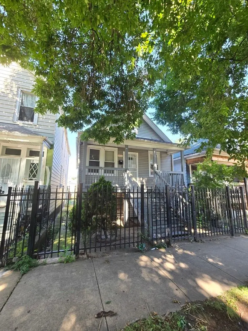 8622 S Escanaba Avenue