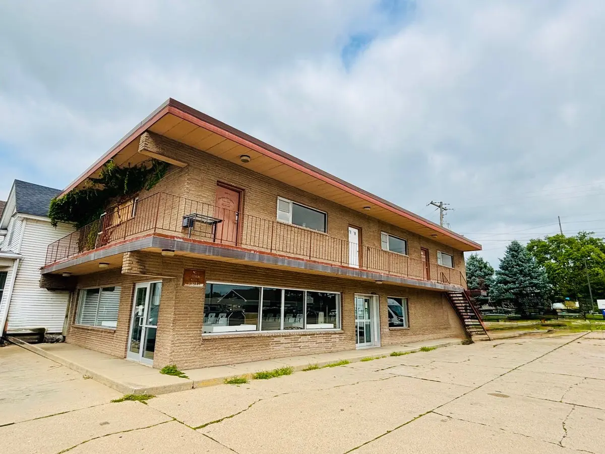 100 W Superior Street