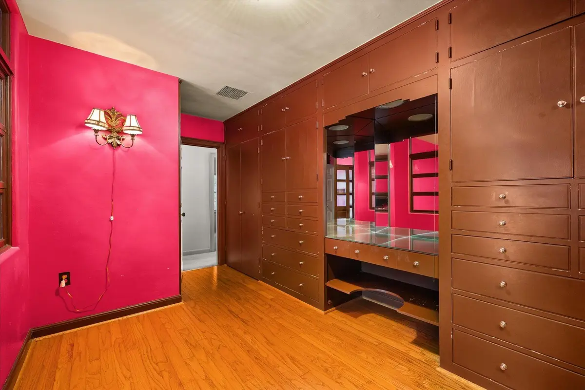 2221 Twin Oak Road