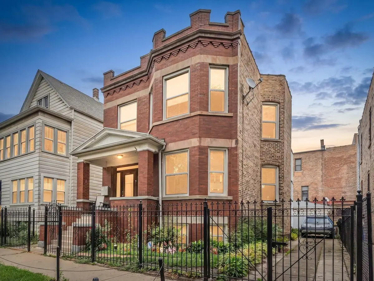 2441 N Hamlin Avenue