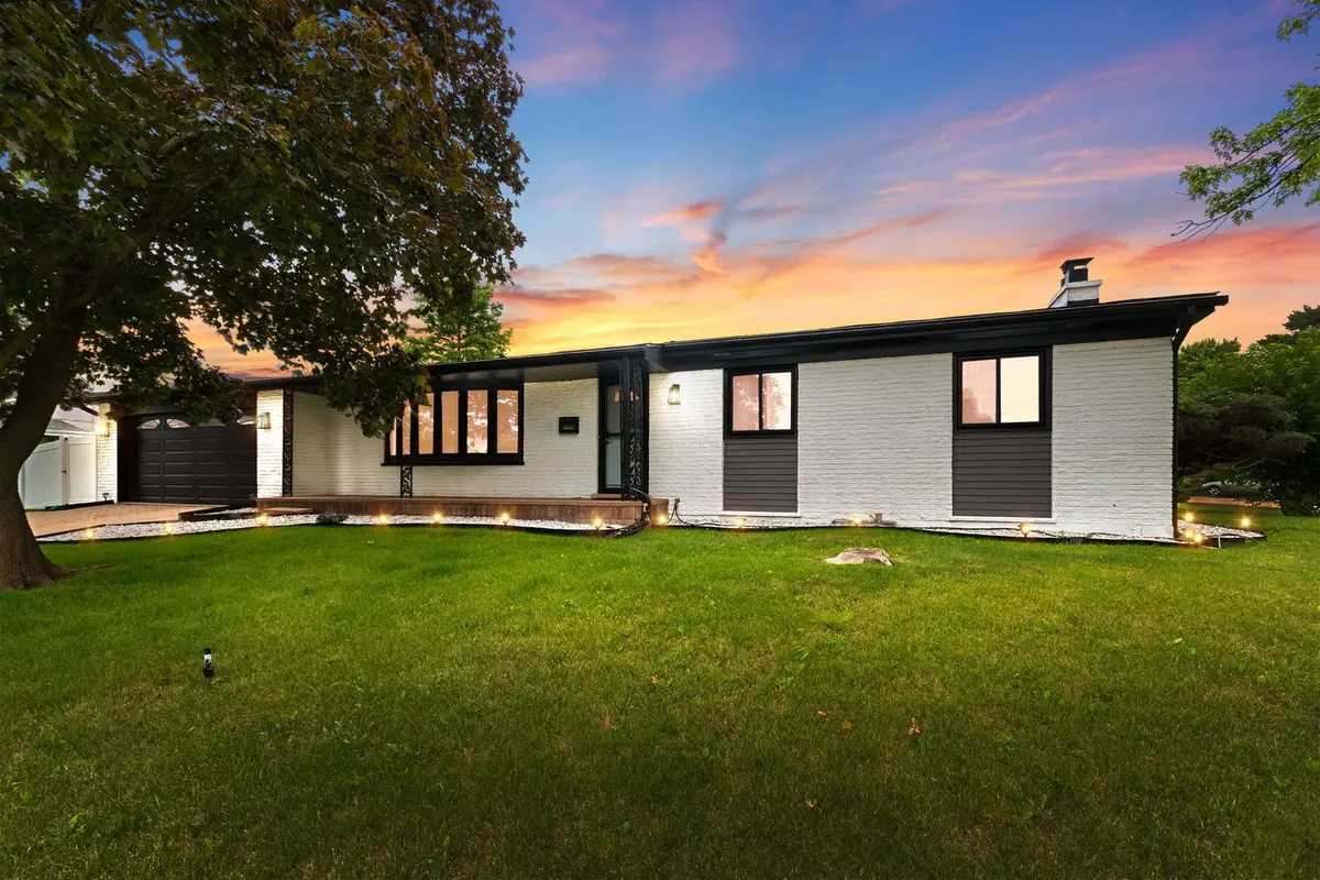 9837 N Glendale Lane
